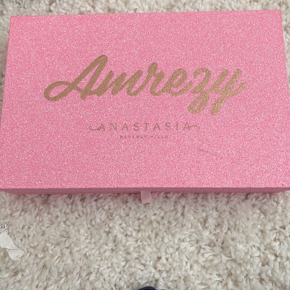 Eyeshadow palette limited edition